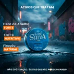 Embalagem da pomada em cenário urbano destacando ativos: Cera de Abelha e Karité.