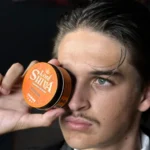 Close lateral de modelo masculino com penteado clássico e barba aparada, destacando o brilho da pomada Power Brilho.