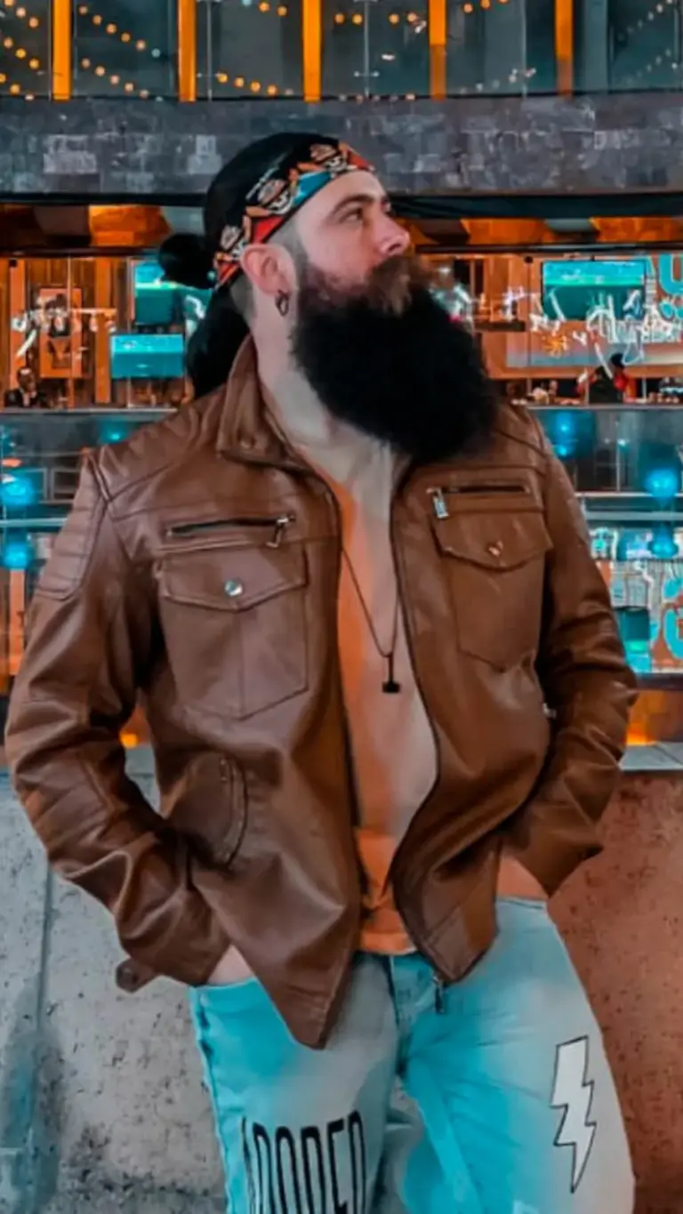 Homem com barba longa representando cuidados com a barba masculina